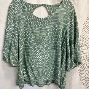 ❤️‍🔥SOLD❤️‍🔥Beautiful Manuheali'i Top. Great for any occasion.